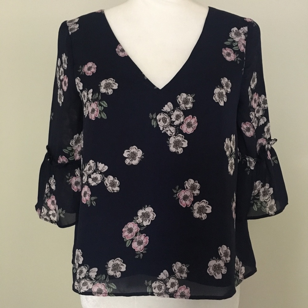 Cupcakes and Cashmere Andrian Bell sleeve top XS